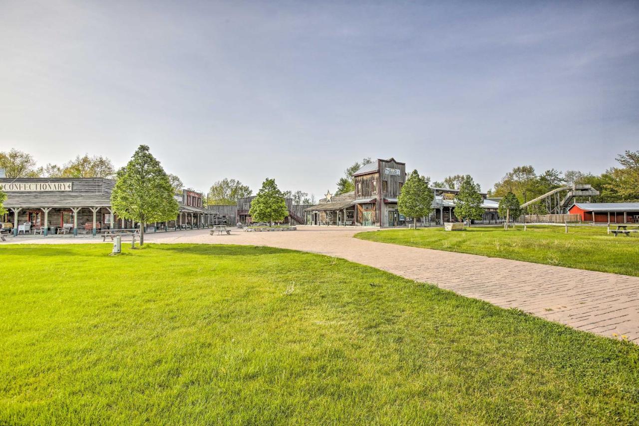 Resort Cabin With Fire Pit Golf, Hike And Play! Rothbury Eksteriør billede